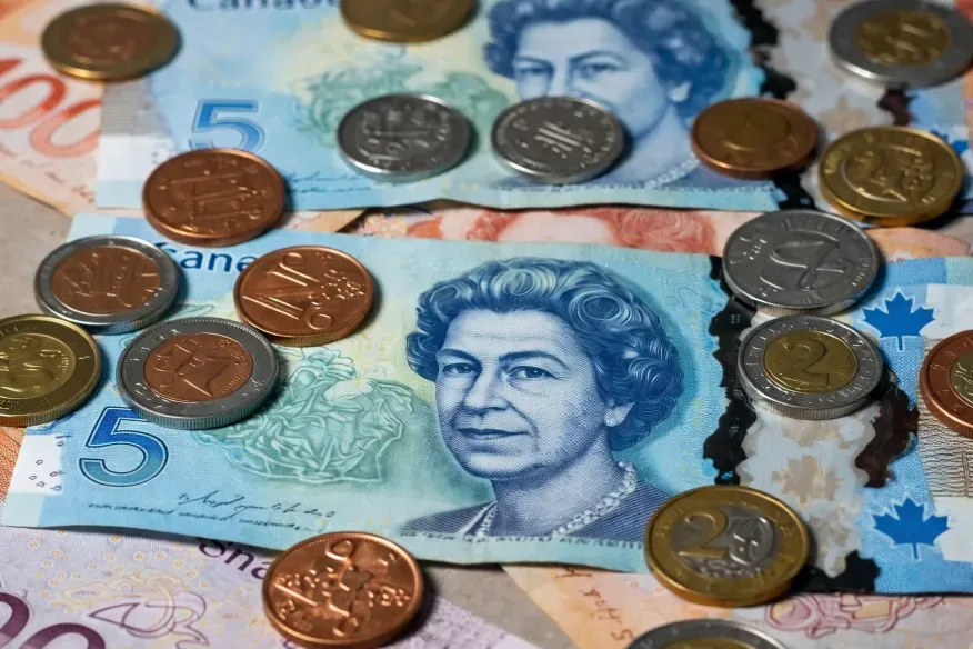 Canadian Dollar Weakens Against US Dollar Amid Oil Pressures and Mixed Economic Data