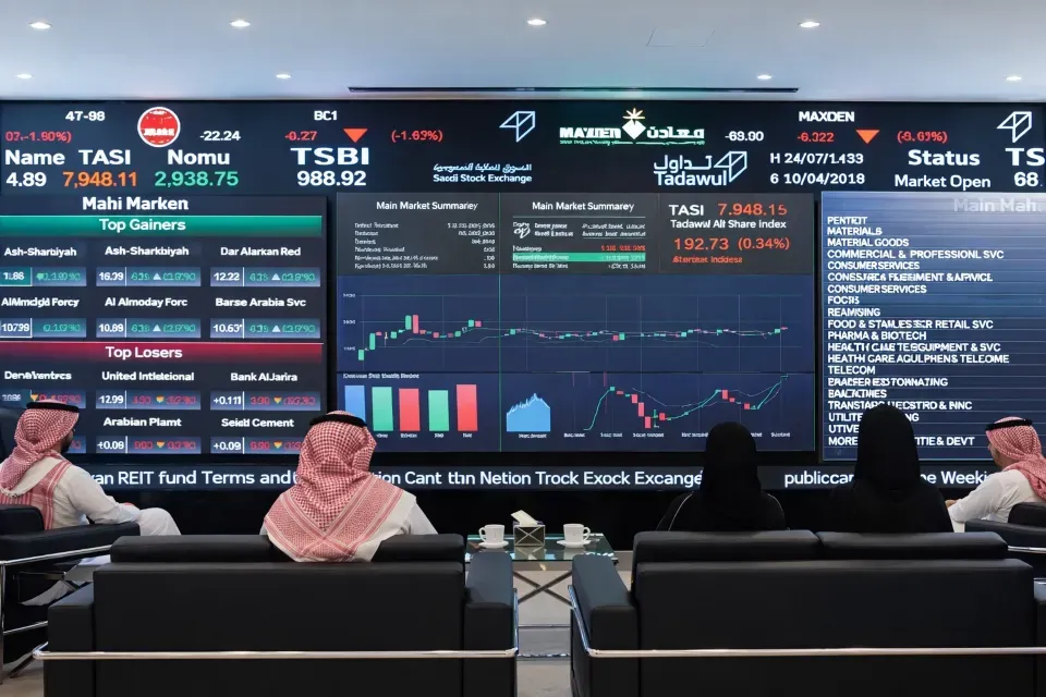 Saudi General Index Closes Slightly Lower at 10,325 Points Amid Selling Pressure and Higher Trading Activity