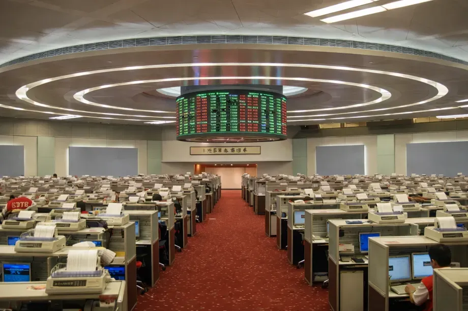 Hong Kong Stocks Slightly Decline Amid Tech Pressures and Inflation Data Anticipation