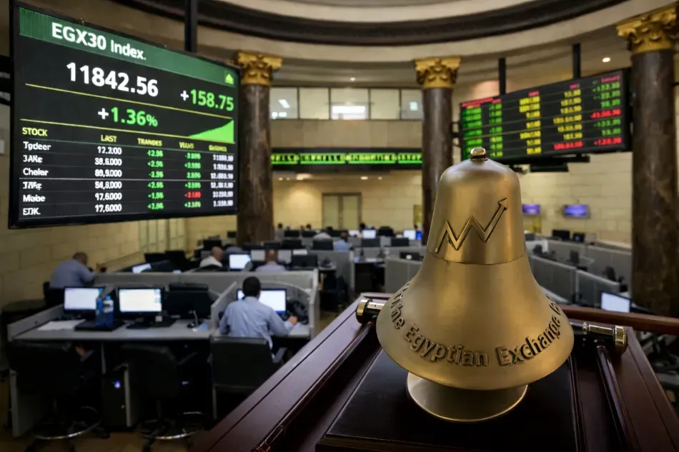 الأسهم المصرية تتراجع أثناء التداول مع ضغوط على البنوك والعقارات والسيولة تتجاوز 8 مليارات جنيه