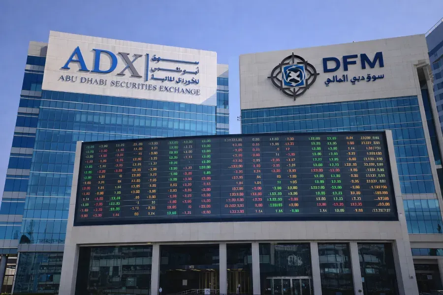 تراجع أسواق الإمارات بضغط البنوك والعقار وسط سيولة نشطة في دبي وأبوظبي