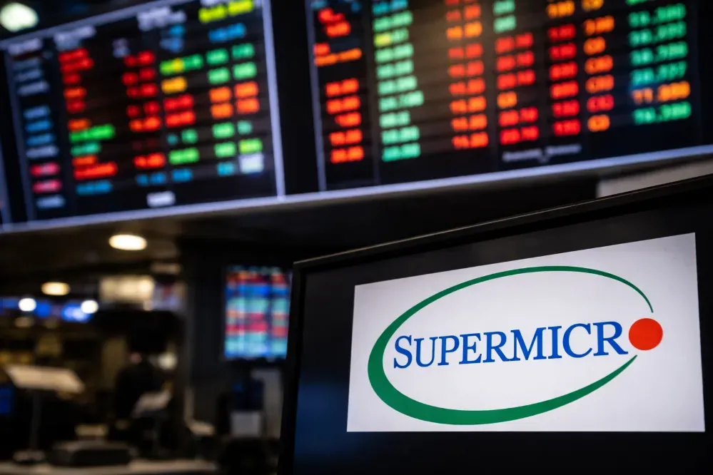 مؤسس سوبر مايكرو يستقيل بعد اتهامات بتهريب رقائق إنفيديا والسهم يهوي 33%