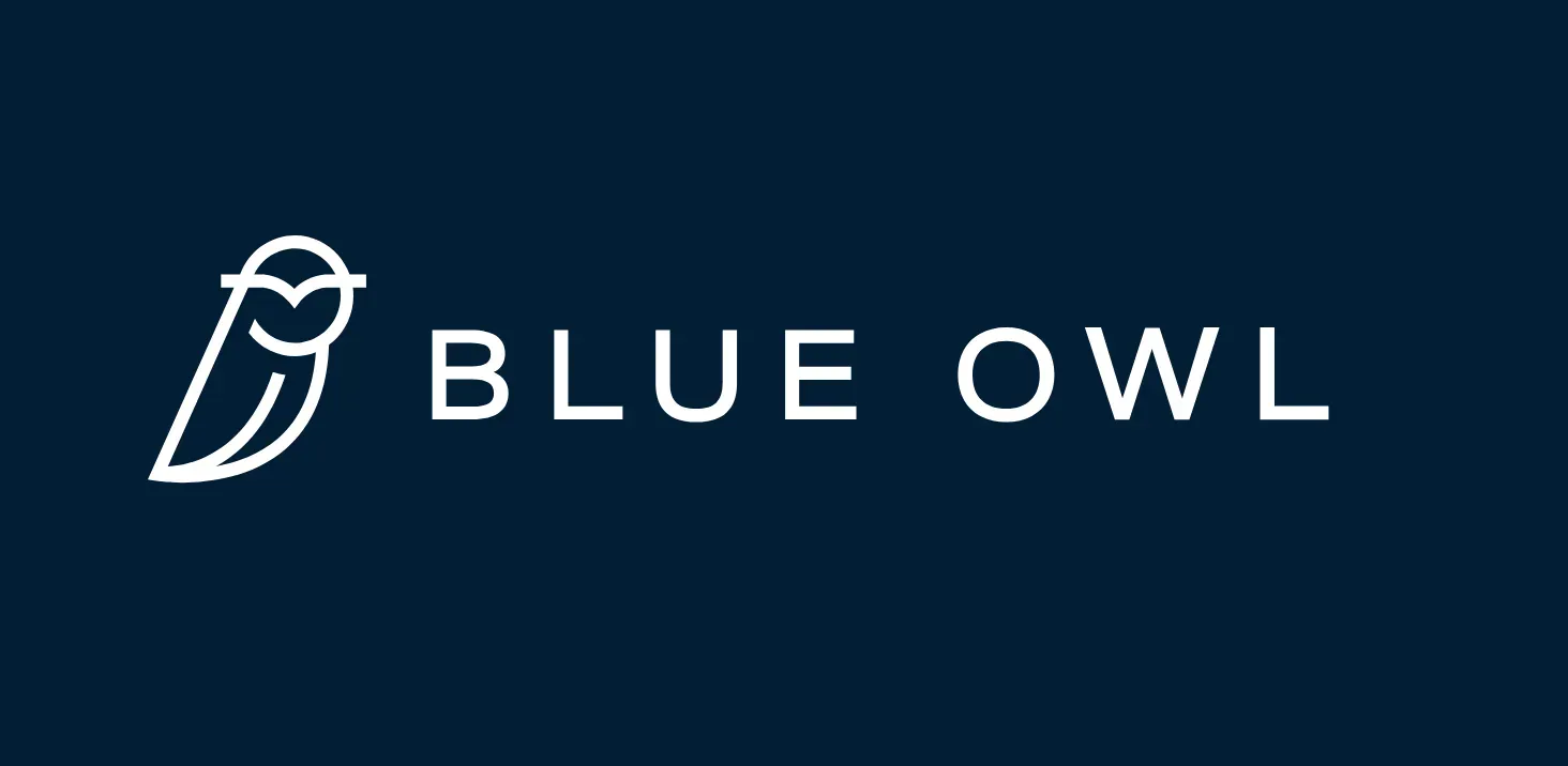 شعار شركة بلو أول كابيتال (Blue Owl Capital) المتخصصة في إدارة الأصول والاستثمارات البديلة والائتمان الخاص، على خلفية زرقاء داكنة.
