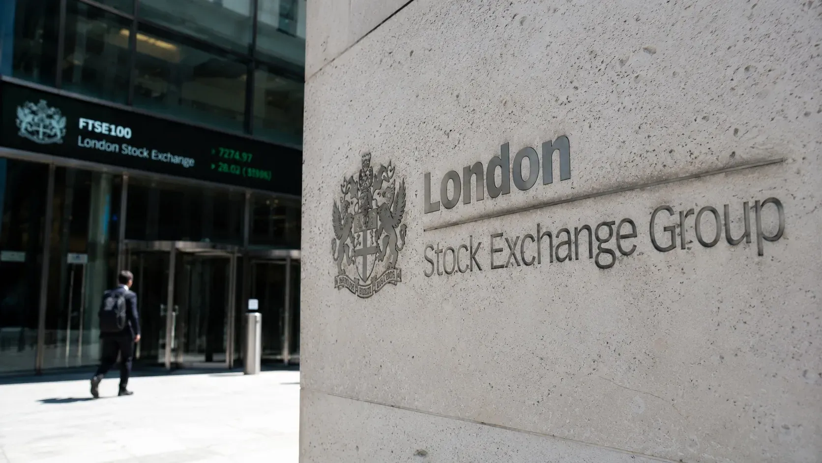 FTSE 100 Rises to a Four-Month Closing High on Energy and Consumer Gains