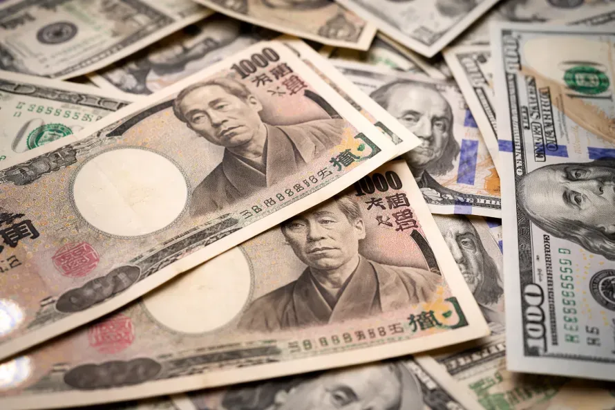 Yen Slides Toward 159.5 as BOJ Set to Hold; Japan Rebuffs US Warship Call for Hormuz